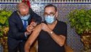 ملك المغرب يتلقى مصل كورونا ويطلق رسميا حملة التلقيح