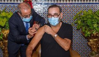 ملك المغرب يتلقى مصل كورونا