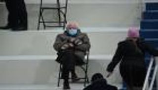 دمية ساندرز "البردان".. 40 ألف دولار بمزاد خيري