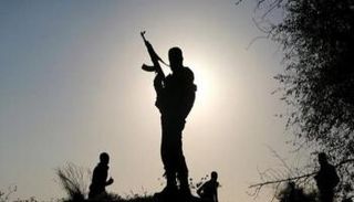 أحد الشباب الصوماليين يحمل سلاحا - أرشيفية