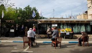 ناجون من الهولوكوست أثناء إحياء ذكرى المحرقة