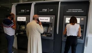 لبنانيون أمام ماكينات الصراف الآلي