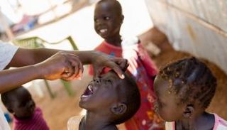 تطعيم أطفال ضد الأمراض المدارية