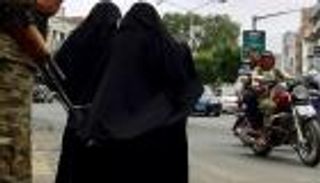 انتهاكات الحوثي ضد نساء اليمن.. حملة مسعورة "بلا رجولة"