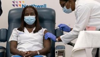 امرأة تتلقى لقاح كورونا في أمريكا