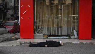 جثة رجل مسنّ متروكة على الرصيف