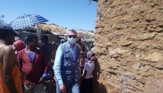 المسؤول الأممي خلال زيارته لمخيمات اللاجئين بإثيوبيا