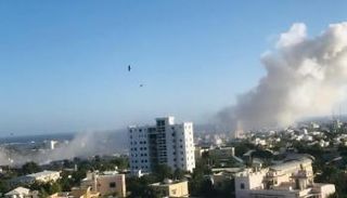 أعمدة الدخان تتصاعد في مقديشو بعد سماع دوي انفجار قوي
