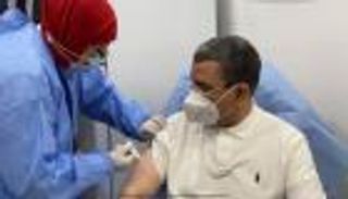 رئيس الوزراء الجزائري أول مسؤول يتلقى لقاح سبوتنيك