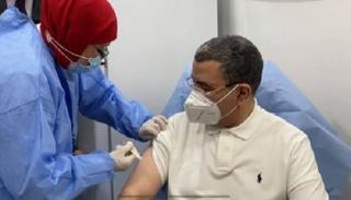 لحظة تلقي رئيس الوزراء الجزائري الجرعة الأولى من لقاح كورونا