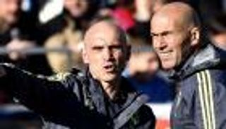 زيدان على خط النار.. اتصال تليفوني يورط مدرب ريال مدريد