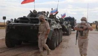 قوات روسية توفر الحماية لأحد الطرق في سوريا - أرشيفية