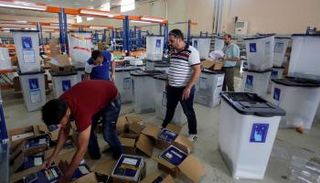 مركز جمع وفرز صناديق الاقتراع بانتخابات عراقية سابقة