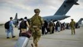 "تهديد ووعيد".. رسائل "طالبان" للمترجمين الأفغان