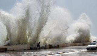 الإعصار شاهين يحاصر محافظة إيرانية