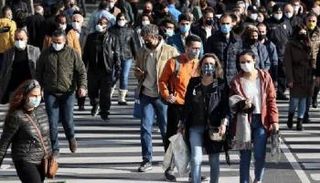 أتراك يرتدون الكمامة للوقاية من كورونا بالشوارع