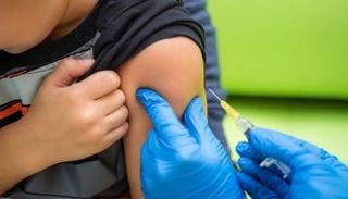 طفل يتلقى لقاح كورونا- أرشيفية