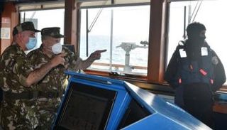 قائد الجيش الجزائري خلال المناورات العسكرية البحرية والبرية