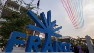 الطائرات الاستعراضية تطلق ألوان فرنسا في سماء 