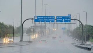 أمطار شديدة الغزارة في مسقط جراء الإعصار شاهين