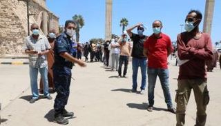 ليبيون ينتظرون دورهم للحصول على جرعة لقاح كورونا. - أرشيفية