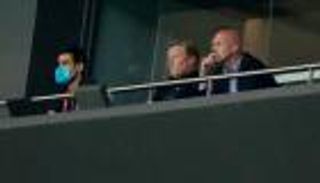 "ليس لديّ حل".. كومان يرفع الراية البيضاء بعد سقوط برشلونة