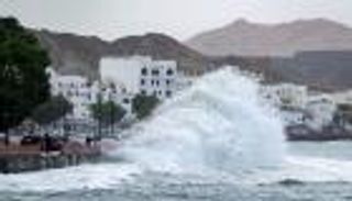 إعصار شاهين بعُمان.. أمطار غزيرة في ولاية "السويق" وقطع احترازي للكهرباء