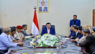جانب من اجتماع معين عبدالملك باللجنة الأمنية في عدن