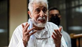 القائم بأعمال مرشد الإخوان محمود عزت خلال إحدى جلسات محاكمته - أرشيفية