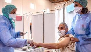 شيخ مغربي يحصل على لقاح كورونا - أرشيف