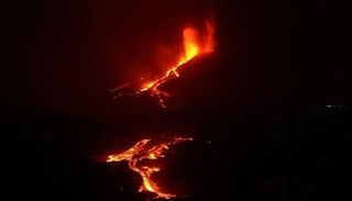 تدفق كثيف للحمم في جزيرة لا بالما بعد انهيار بفوهة البركان