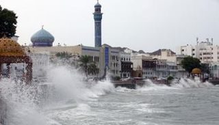 ارتفاع الموج جراء إعصار شاهين