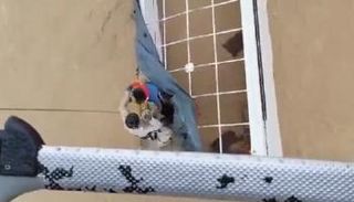 لقطة من فيديو يوثق عملية إنقاذ لمحاصرين في السيول بولاية السويق