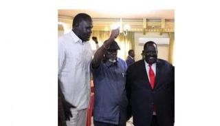 سايمون قاتويج وجونسون أولونج لدى لقائهم بمستشار كير بالخرطوم