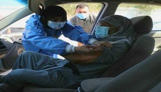 أحد المواطنين يحصل على لقاح كورونا في ليبيا - أرشيفية