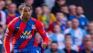  مايكل أوليز لاعب كريستال بالاس