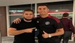 من قلب مانشستر.. رونالدو يتحدى حبيب نورمحمدوف على طريقة "UFC"