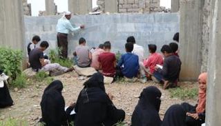 معلم يدرس للطلاب على سطح منزل