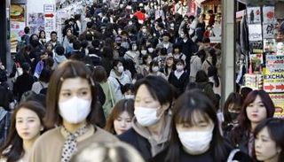 أشخاص يرتدون كمامات للوقاية من كورونا