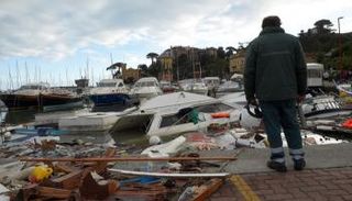 رجل يعاين أضرار عاصفة في إيطاليا (أرشيفية)