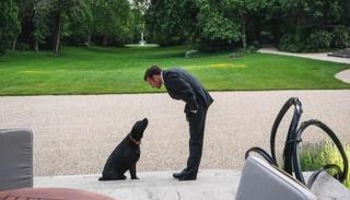 ماكرون برفقة كلبه المفضل 