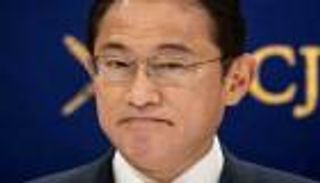 رئيس وزراء اليابان يبدأ ولايته على وقع "مباراة البيسبول"