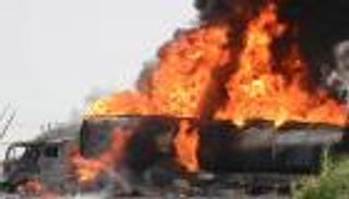 انفلات أمني بمعابر إيران.. "حرائق الحدود" تهدد شاحنات الأفغان