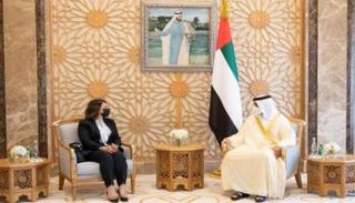 جانب من لقاء الشيخ منصور بن زايد آل نهيان والمنقوش