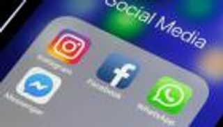 سهم فيسبوك يتعافى بعد "العطل" التاريخي