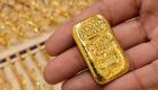 الذهب يغرق في موجة الهبوط.. والدولار يستغل ارتفاع أسعار الطاقة
