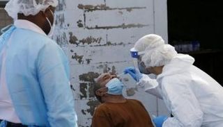 أطباء خلال إجراء فحوصات كورونا- أرشيفية