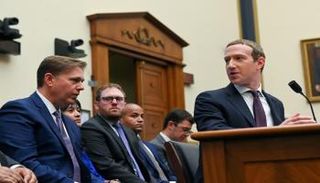 زوكربيرغ خلال الإدلاء بشهادته أمام مجلس الشيوخ- رويترز