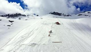 تغطية جبل جليدي بالقماش