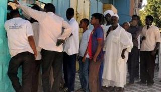 طوابير أمام أحد المخابز في العاصمة السودانية 